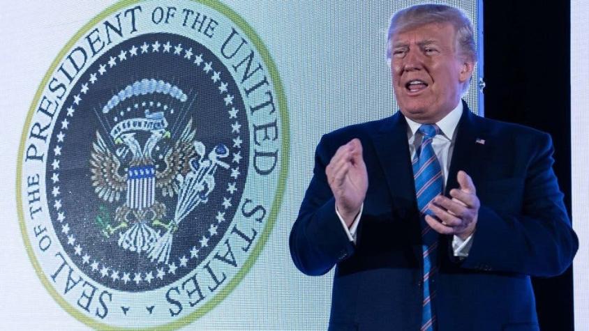 Por qué consideran una broma el extraño escudo presidencial frente al que Trump dio un discurso