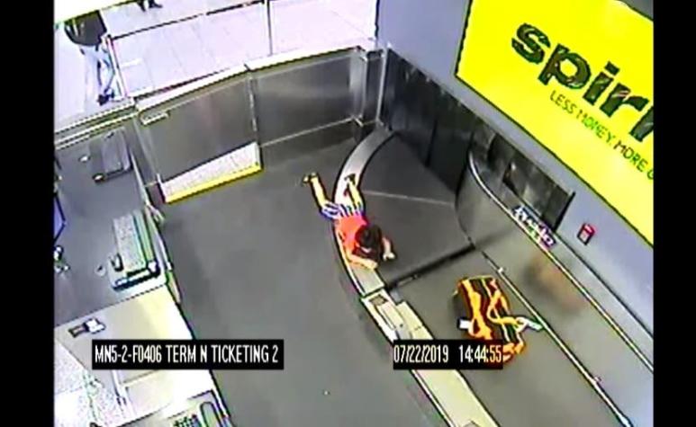 [VIDEO] Tensión en aeropuerto de Atlanta: Niño resultó herido tras subirse a cinta transportadora