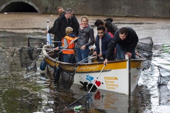 Paseo ecológico: voluntarios recorren los canales de Ámsterdam mientras recogen desechos plásticos