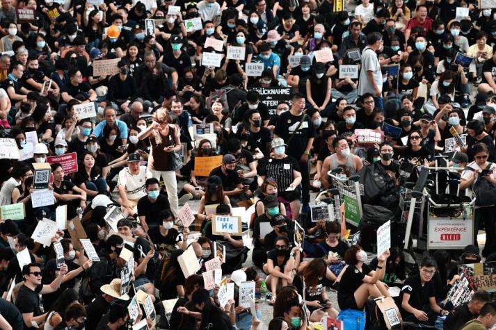 Cientos de manifestantes se congregan en el aeropuerto de Hong Kong
