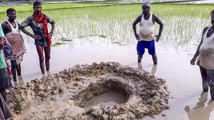 [FOTOS] Científicos investigan supuesta caída de meteorito de 15 kilos en campo de arroz en India