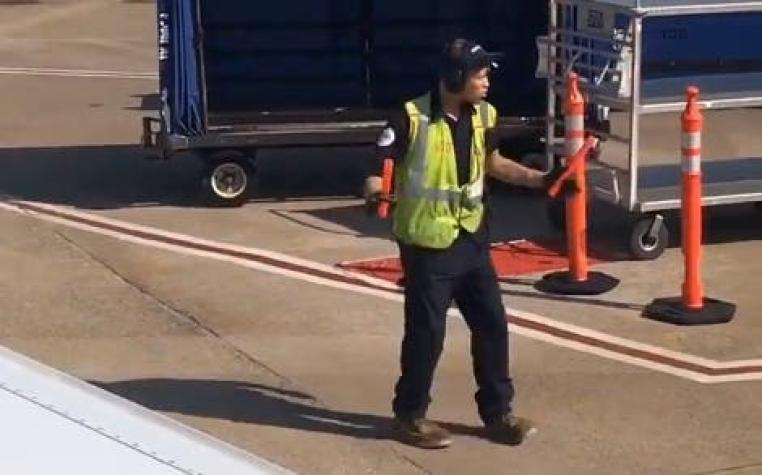[VIDEO] Trabajador de aerolínea protagoniza divertido baile sin imaginar que pasajera lo grabaría