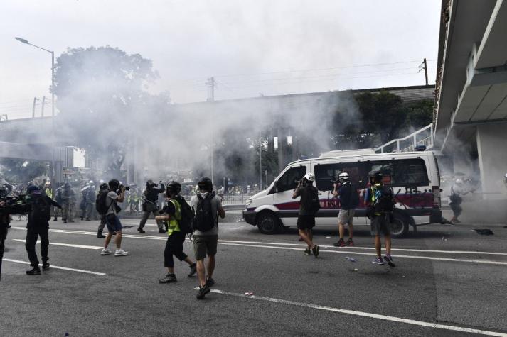 Policía lanza gases lacrimógenos contra manifestantes en Hong Kong
