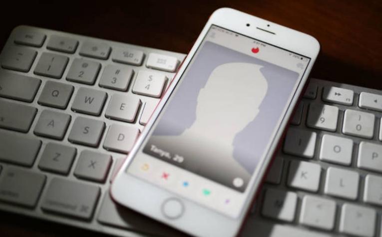 Hombre usó perfil falso en Tinder y engañó a ocho mujeres con más de 13 millones de pesos