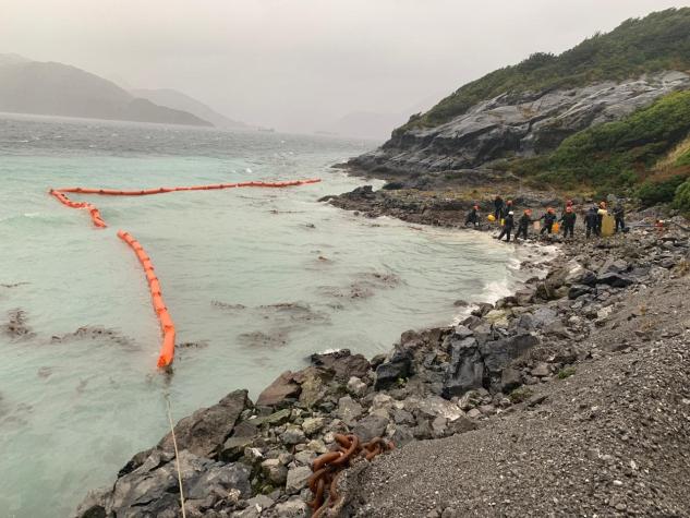 Armada y derrame en Isla Guarello: Se han recuperado 15 mil litros de agua de mar contaminada