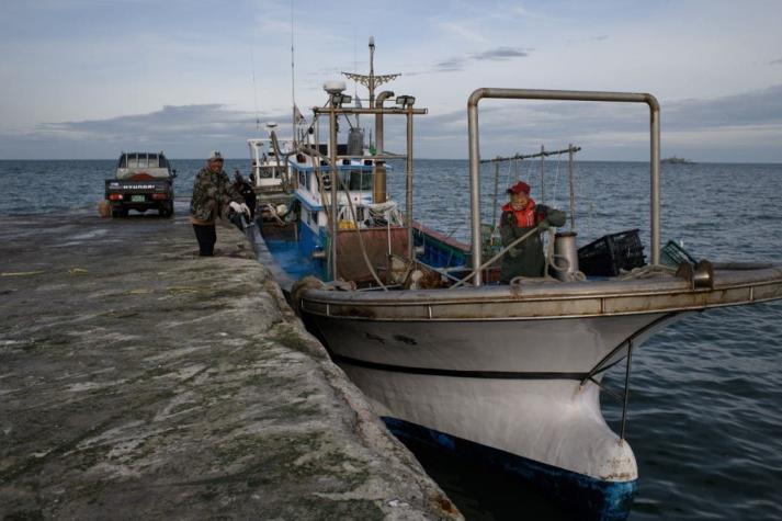 Corea del Sur entrega a tres pescadores norcoreanos sorprendidos en la frontera marítima