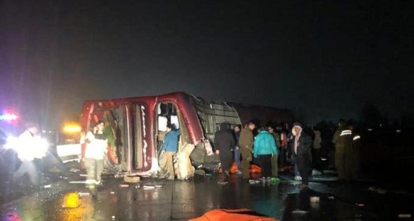 Ruta 5 Sur: Volcamiento de bus de pasajeros deja al menos seis fallecidos en Mostazal