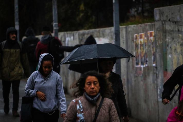 Lluvias volverían en la semana a Santiago tras la llovizna de este lunes