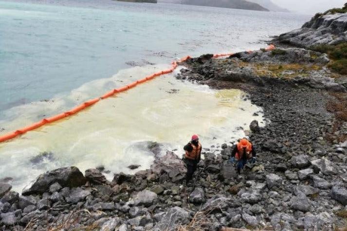DF | Filial de CAP ha recuperado cerca del 40% del diésel derramado en Magallanes