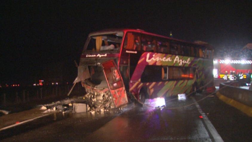 [VIDEO] Seis pasajeros mueren tras volcamiento de bus de empresa "Línea Azul"