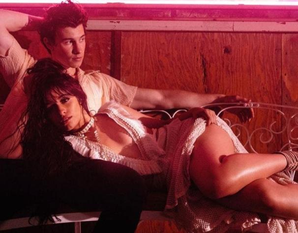 [FOTOS] Camila Cabello y Shawn Mendes se besan apasionadamente en una cita playera