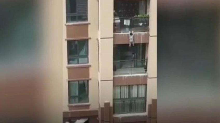 [VIDEO] Captan momento exacto cuando niño de 3 años cae de un balcón y es salvado por sus vecinos