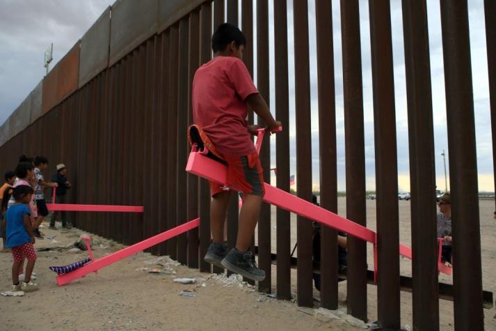 [FOTOS] Balancines en frontera México-EE.UU. permiten que niños de ambos lados jueguen juntos