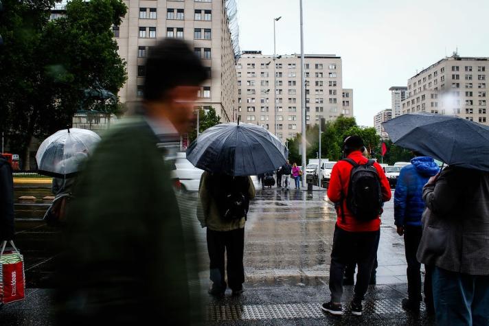 A salir con paraguas: Se espera lluvia durante este miércoles en Santiago