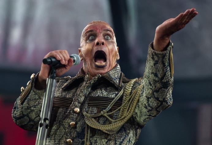 [FOTO] Músicos de Rammstein se besan en la boca en medio de un concierto en Rusia