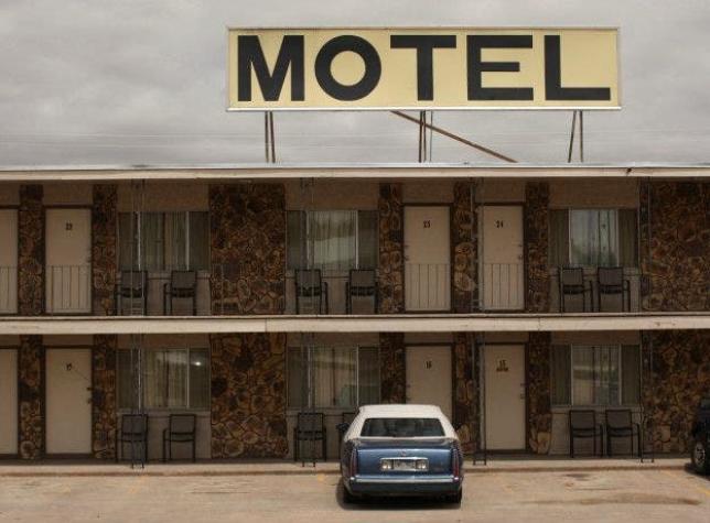 Pareja de infieles es rescatada de un motel: Marido "engañado" había llegado al lugar a amenazarlos