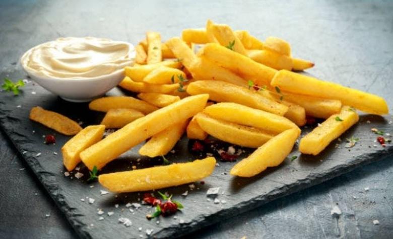 Estudio revela cuántas papas fritas se deben comer en una porción "saludable"