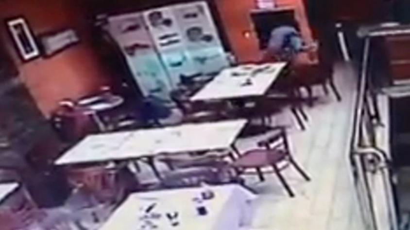 [VIDEO] Hombre fue "tragado" por ascensor en restorán de Lota