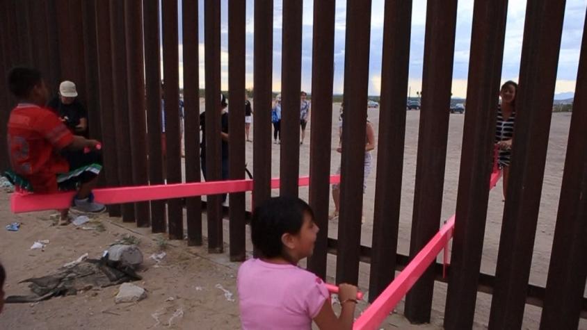 [VIDEO] Profesores instalan simbólicos juegos infantiles en la frontera de México y Estados Unidos