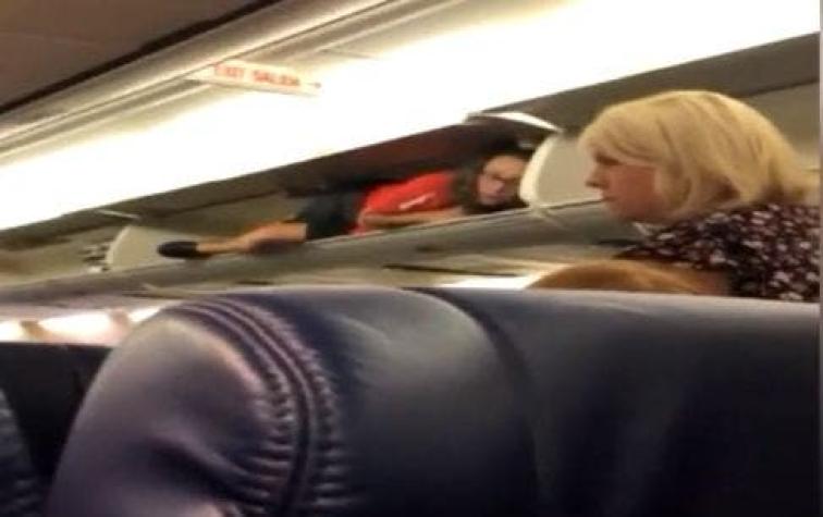 [VIDEO] Pasajeros encuentran a auxiliar de vuelo escondida en compartimiento para bolsos