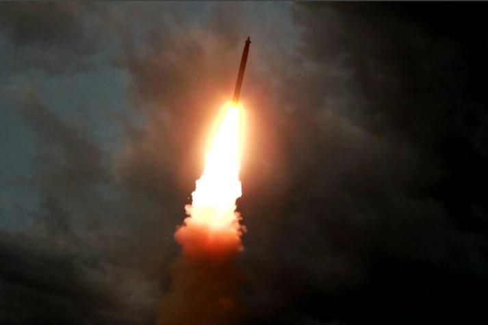 Corea del Norte difunde imágenes del lanzamiento de un nuevo misil balístico