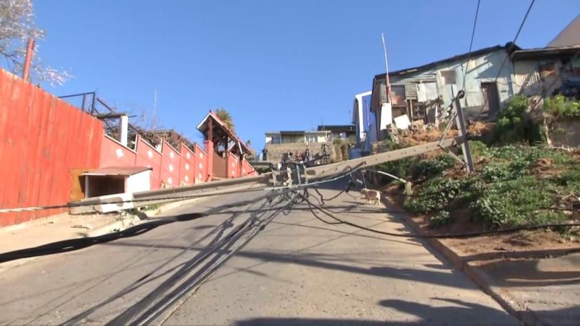 [VIDEO] Tres postes caen en Viña del Mar producto del temblor que afectó a la zona central