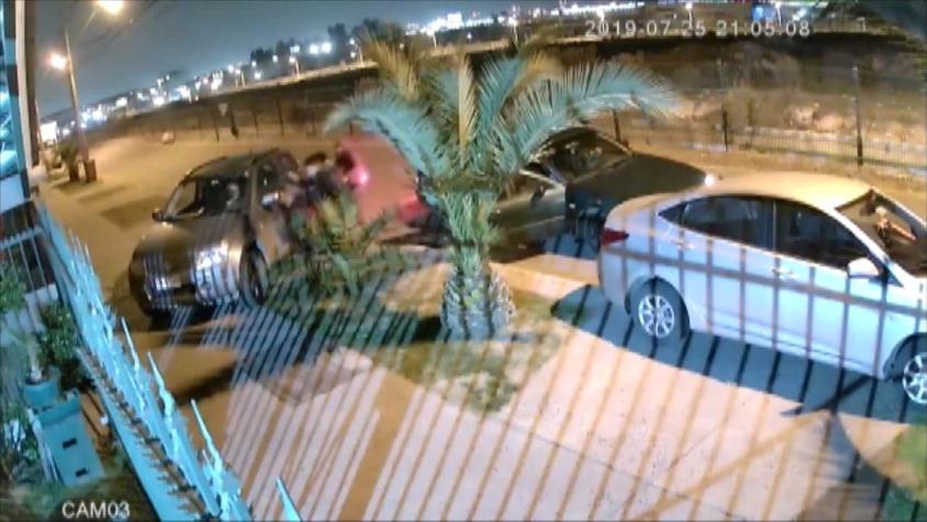 [VIDEO] Fiscalización de Carabineros terminó con un auto estrellado en una reja