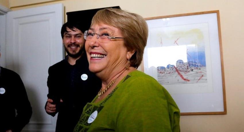Con "Dancing Queen" y Villa Cariño: La playlist que creó Bachelet para celebrar a su fundación