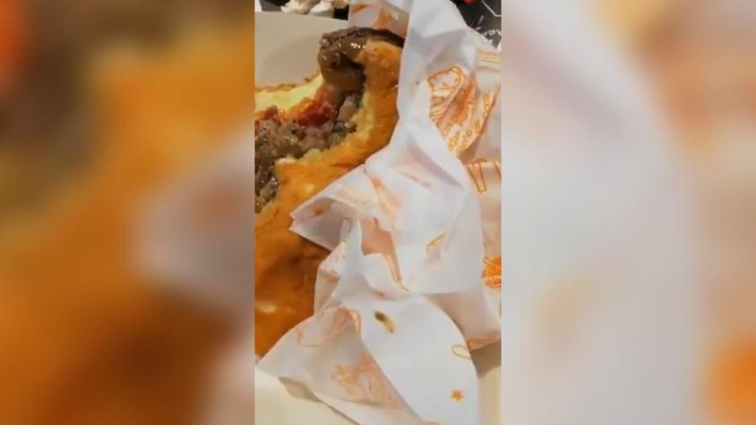 [VIDEO] Denuncian presencia de gusano en hamburguesa de cadena de comida rápida en Vitacura