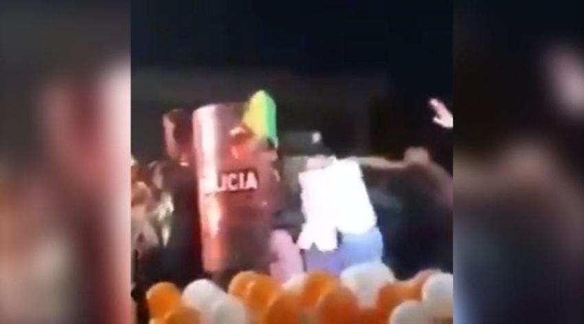 [VIDEO] Senador colombiano recibe lluvia de huevos en medio de acto de campaña