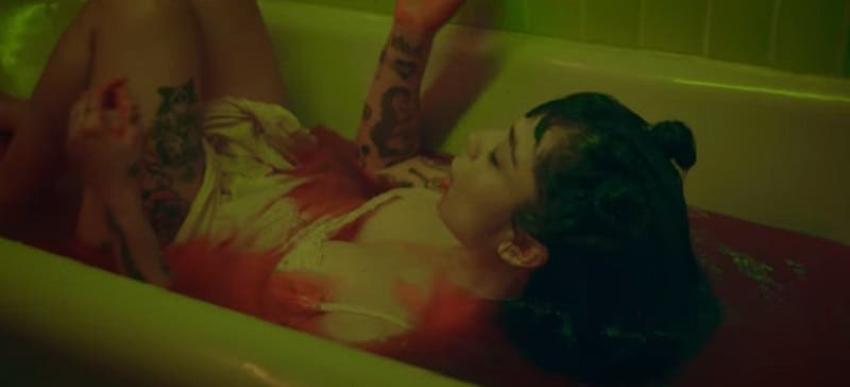 [VIDEO] "Canción de mierda": Mon Laferte estrena nuevo video donde aparece bañada en sangre