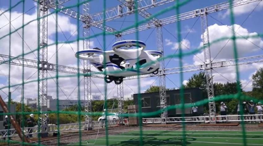 Japón muestra su auto volador flotando a tres metros de altura durante un minuto