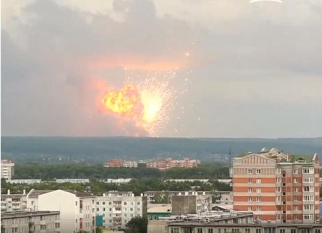 [VIDEO] Impactante explosión de un arsenal militar en Rusia obliga a evacuar a 16 mil personas