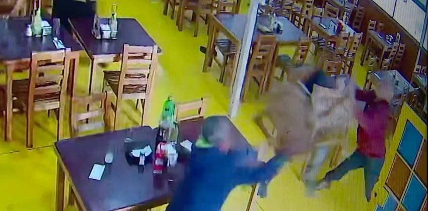 [VIDEO] Trabajadores de restaurante frustran asalto golpeando a delincuentes con sillas