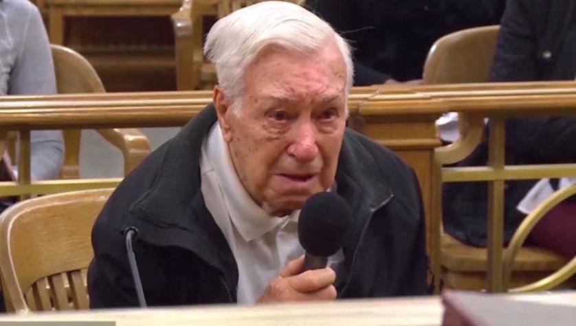 [VIDEO] Juez perdona a anciano de 96 años que iba a exceso de velocidad tras emotiva defensa