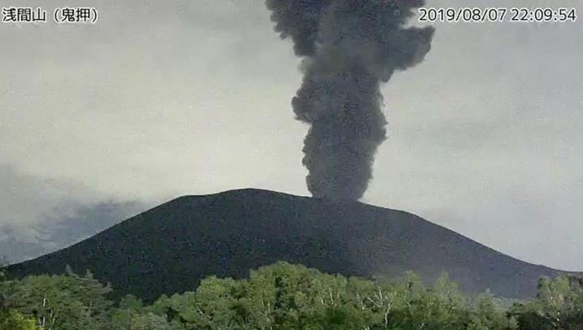 Volcán cercano a Tokio entra en erupción y deja columna de cenizas de dos kilómetros de altura