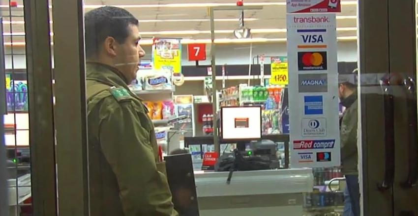 [VIDEO] Guardia de seguridad muere apuñalado tras repeler robo en supermercado de Puerto Montt