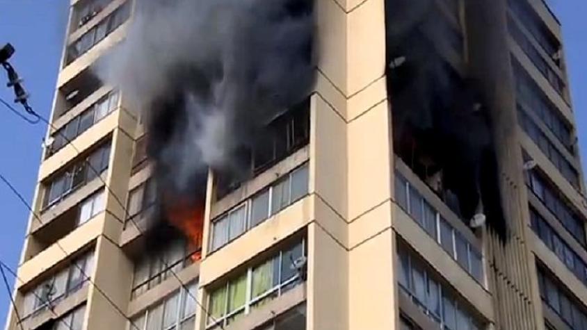 Incendio afecta a ocho departamentos en edificio de Recoleta