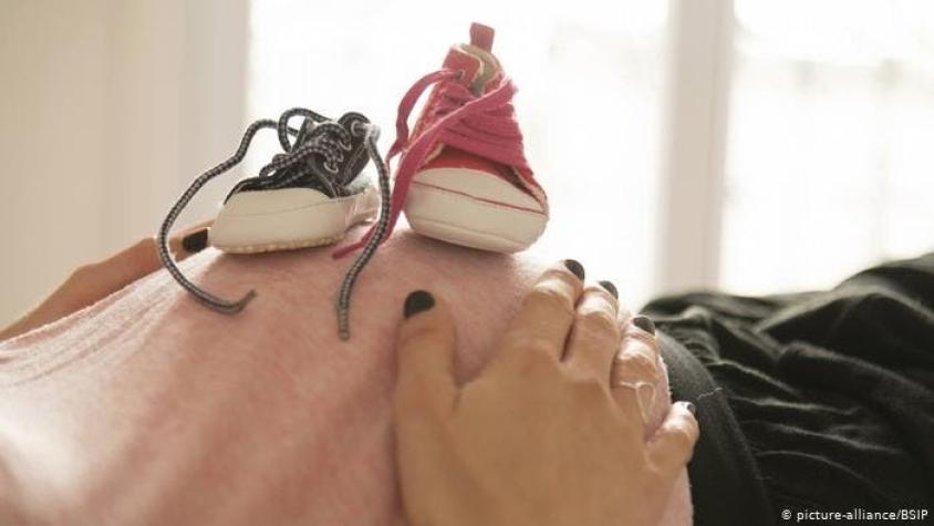 Niña o niño, rosado o celeste: ¿por qué encasillamos a los bebés?