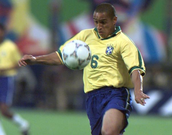 [VIDEO] ¿Es gol o no? Roberto Carlos intenta replicar "el mejor tiro libre de la historia"
