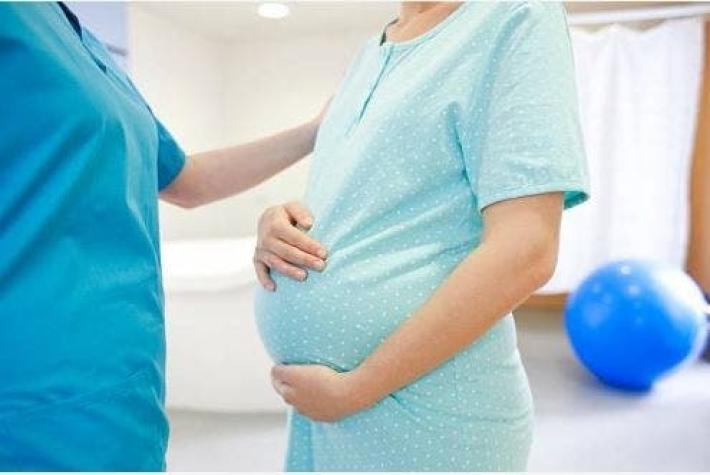 Impactante fotografía muestra el momento exacto de una contracción en un parto