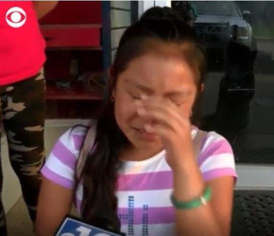 [VIDEO] El desgarrador video de una niña suplicando a un agente de inmigración ver a su padre
