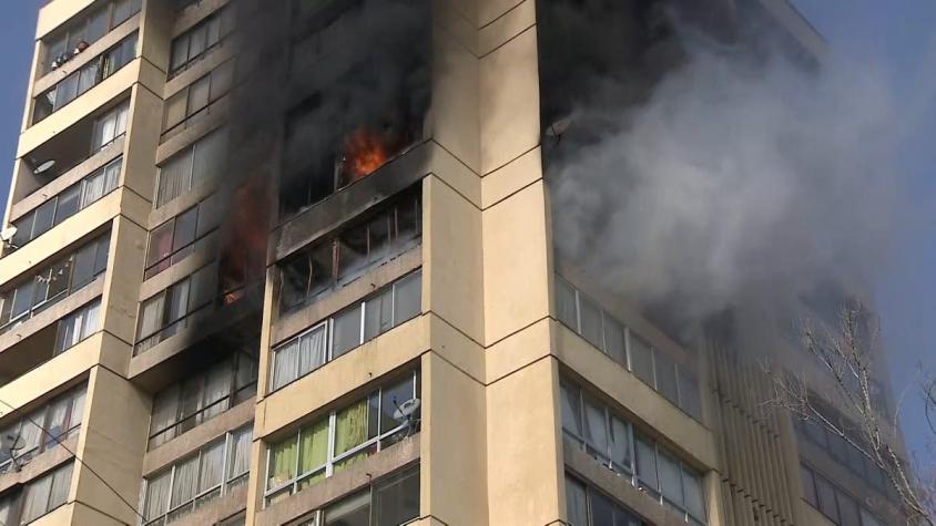 [VIDEO] Incendio en edificio en Recoleta: Denuncian falencias en seguridad