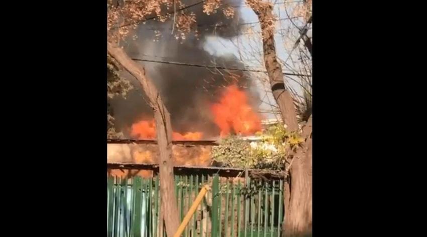 [VIDEO] Incendios afectan a un edificio en Las Condes y una casa en Ñuñoa