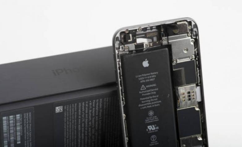 Apple sabe si la batería de tu iPhone no es original (y te "invitará" a cambiarla por una oficial)