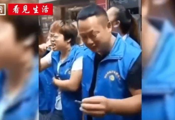 [VIDEO] Jefes chinos castigan a empleados haciéndolos beber sangre de pollo y comer pescados vivos