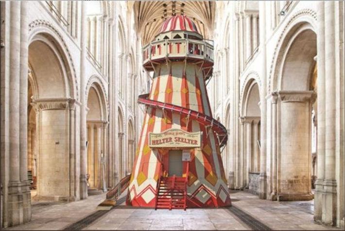 La curiosa razón por la que una iglesia británica inauguró un tobogán gigante en su interior