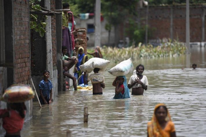 Casi 150 muertos y cientos de miles de evacuados por lluvias torrenciales en India