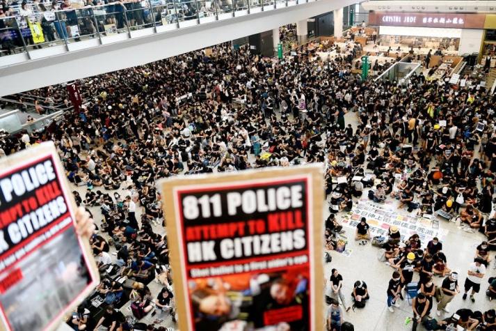 Más de 5.000 manifestantes en el aeropuerto de Hong Kong