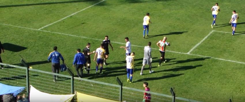 [VIDEO] La celebración más accidentada: Jugador cae a un foso tras anotar un gol en Uruguay